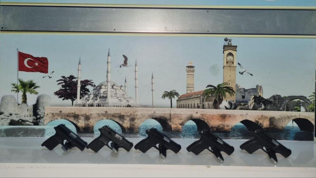 Adana’da polislerin şüphelenerek durdurduğu şahsın çantasından 5 ruhsatsız tabanca çıktı