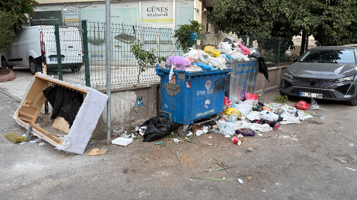 Adana’da sokakta biriken çöpler vatandaşların tepkisini çekiyor