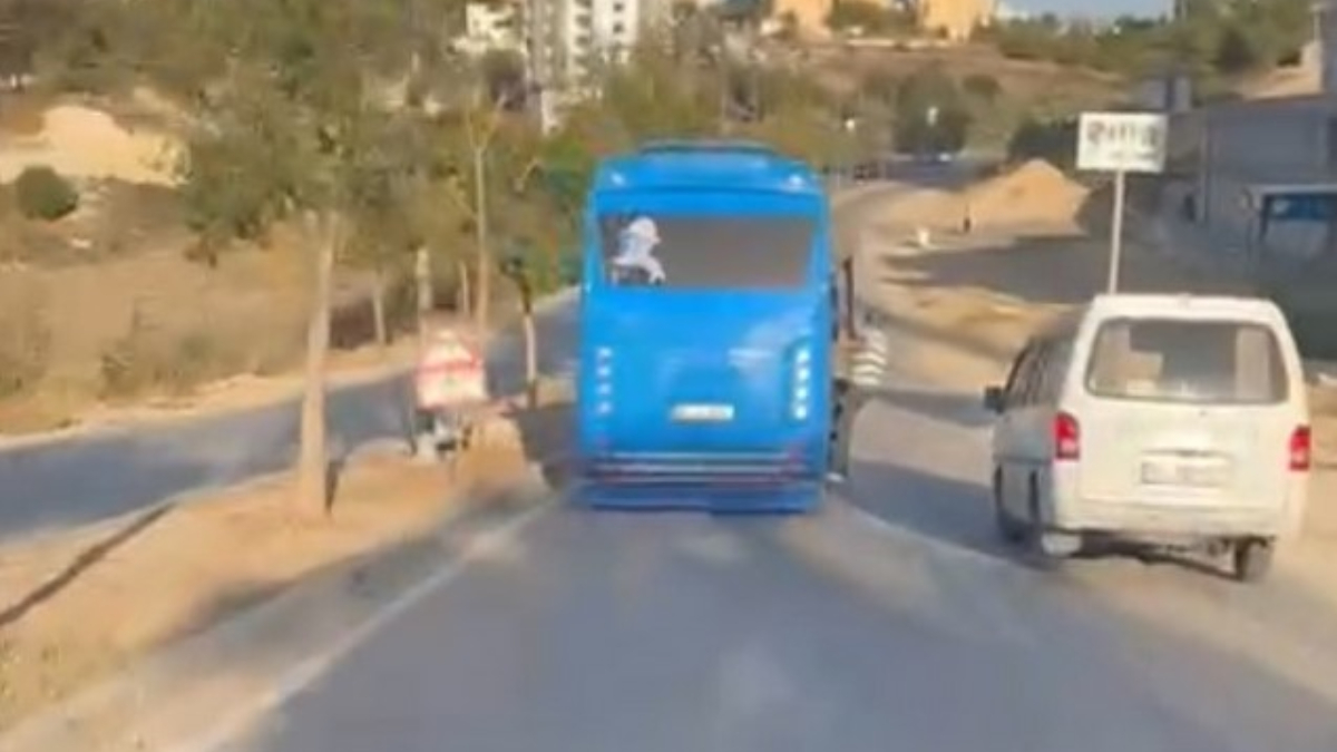Adana’da yolcularının kapılarından asılarak seyahat ettiği otobüs şoförüne ceza