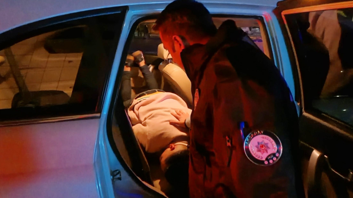 Aksaray’da alkollü şahıs çalışır vaziyetteki otomobilde kapısı açık halde sızdı