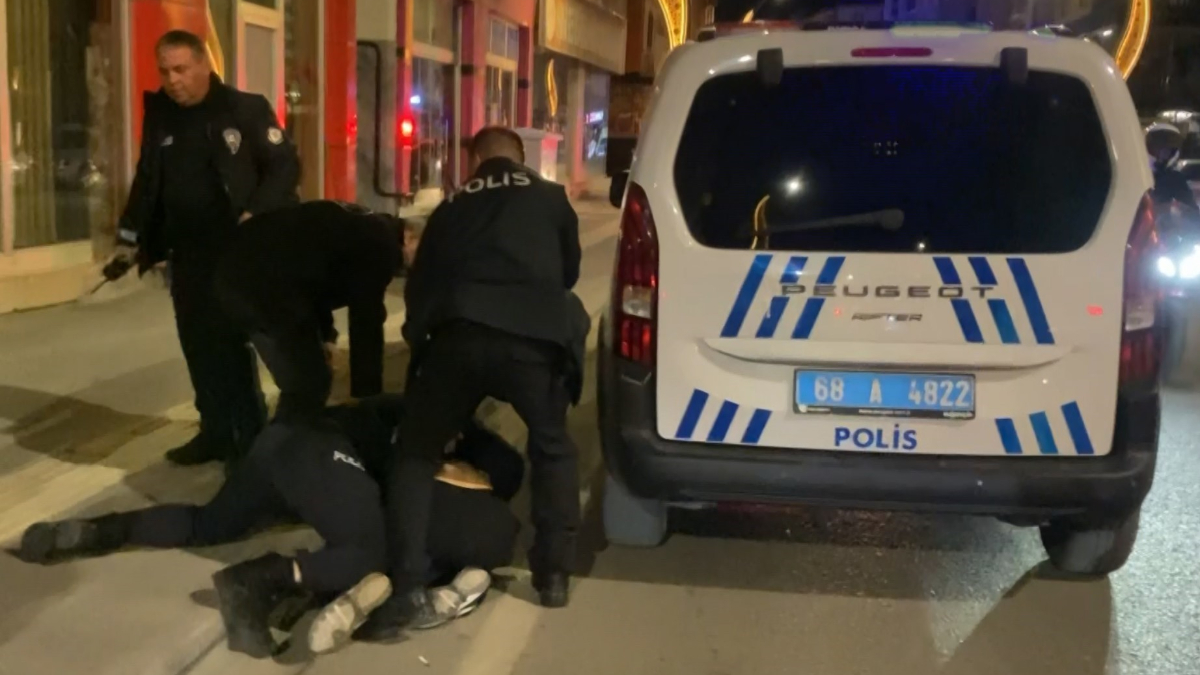 Aksaray’da dükkan basan şahıslar gazetecilere saldırdı