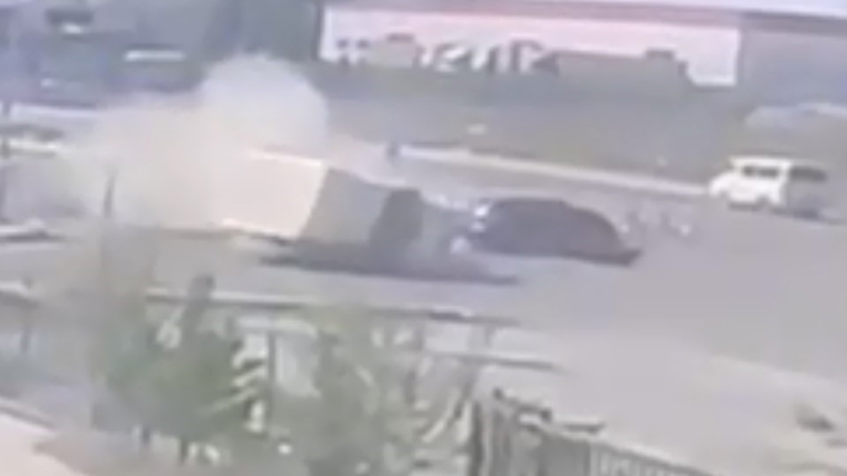 Aksaray’da otomobilin kamyonetle çarpıştığı kaza kameraya yansıdı