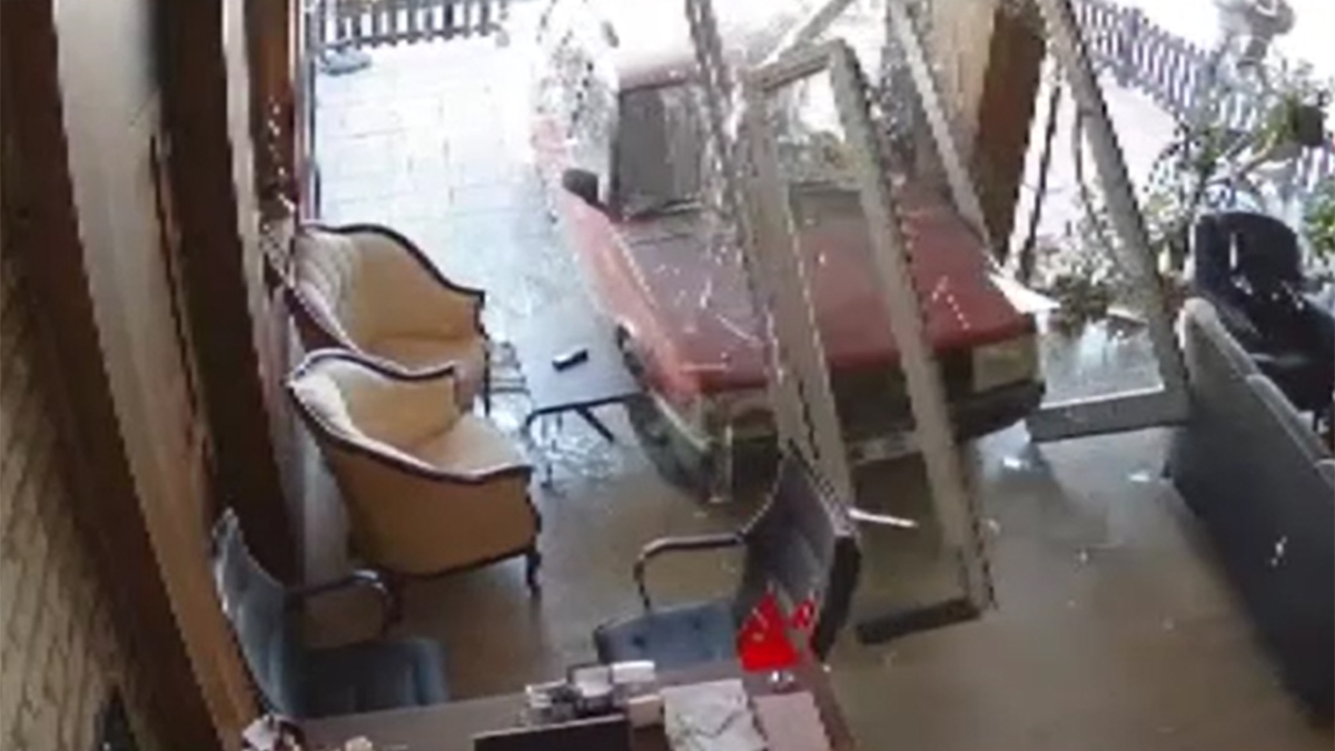 Ankara’da alkollü sürücü dükkana daldı