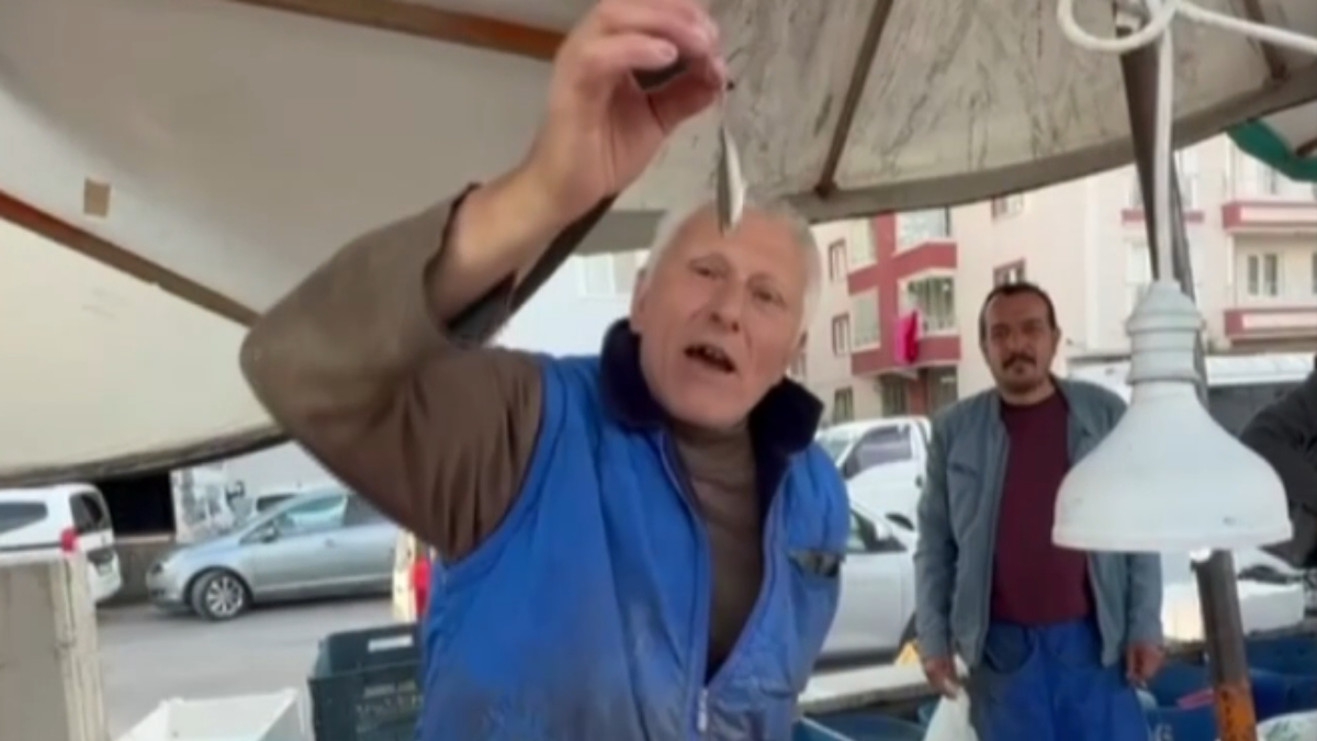 Ankara’da bir esnafın akılalmaz satış yöntemi: Balıkları çiğ çiğ yedi