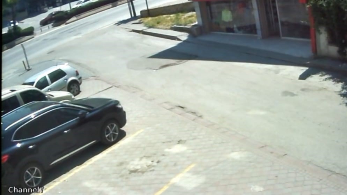 Ankara’da bir kadının ağır yaralandığı kaza anı kamerada