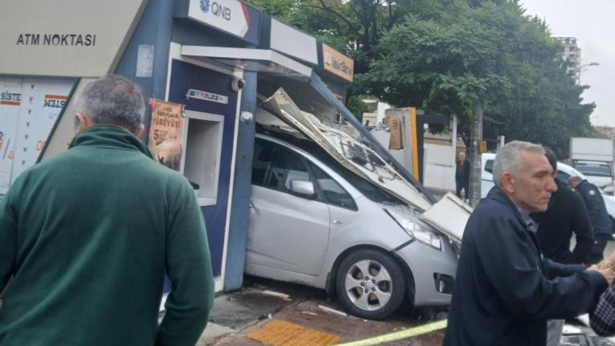 Ankara’da direksiyon hakimiyetini kaybetti: Otomobili ile ATM’ye girdi