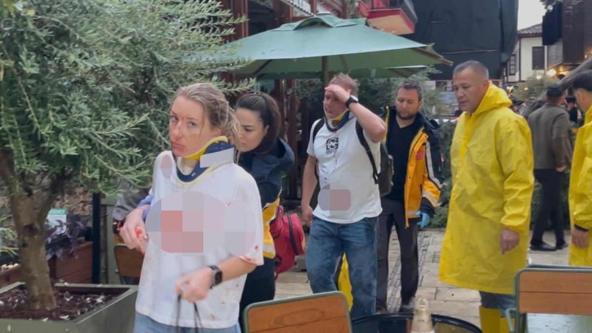 Antalya’da 3 kişi fırtınanın etkisiyle devrilen ağacın altında kaldı