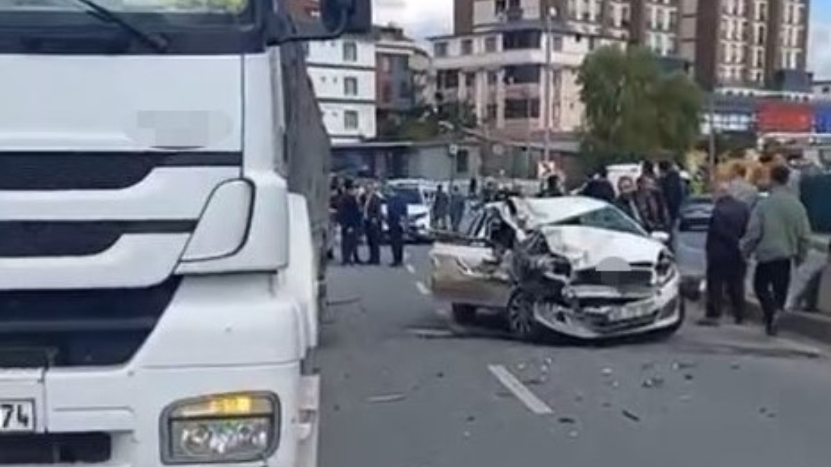 Arnavutköy’de otomobil tıra arkadan çarptı: 1 ölü