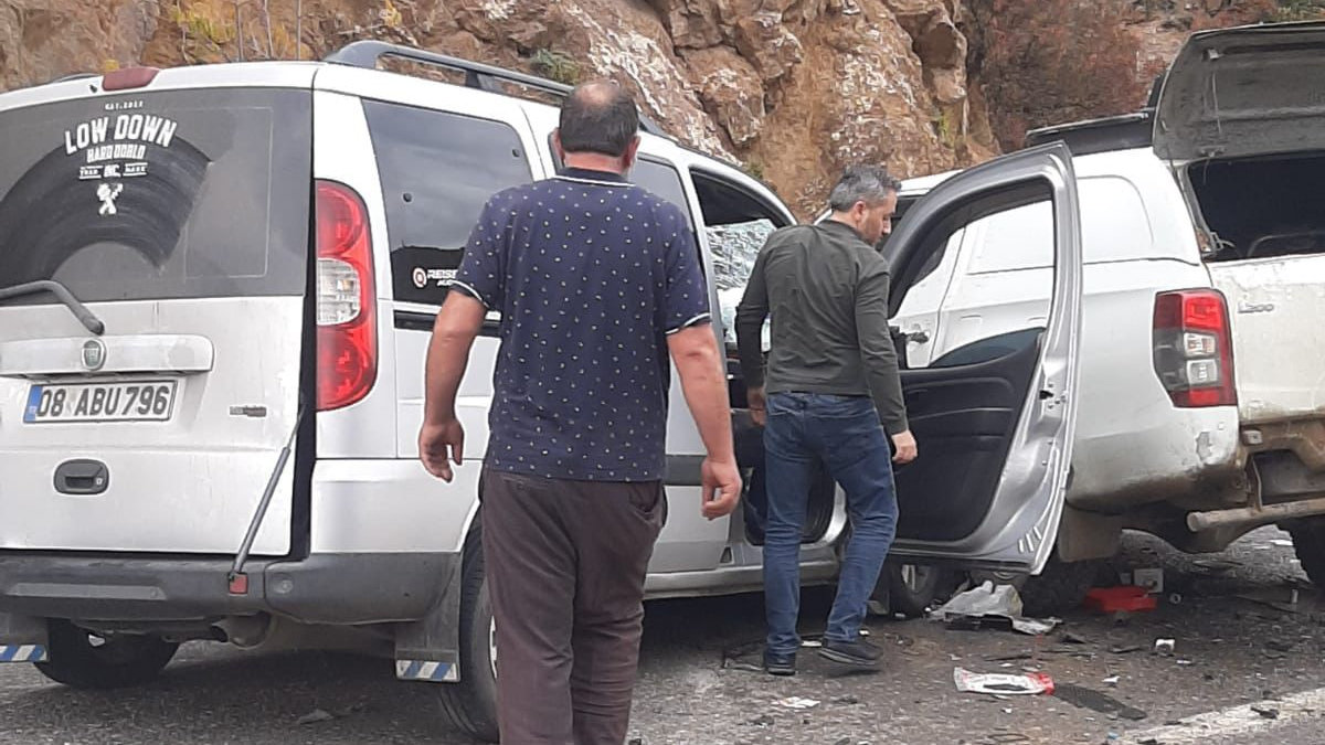 Artvin’de zincirleme trafik kazası: 3 araç çarpıştı
