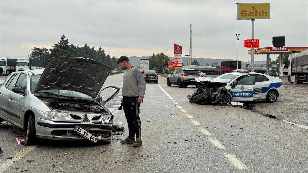 Balıkesir’de polis aracıyla çarpışan otomobilin sürücüsü öldü