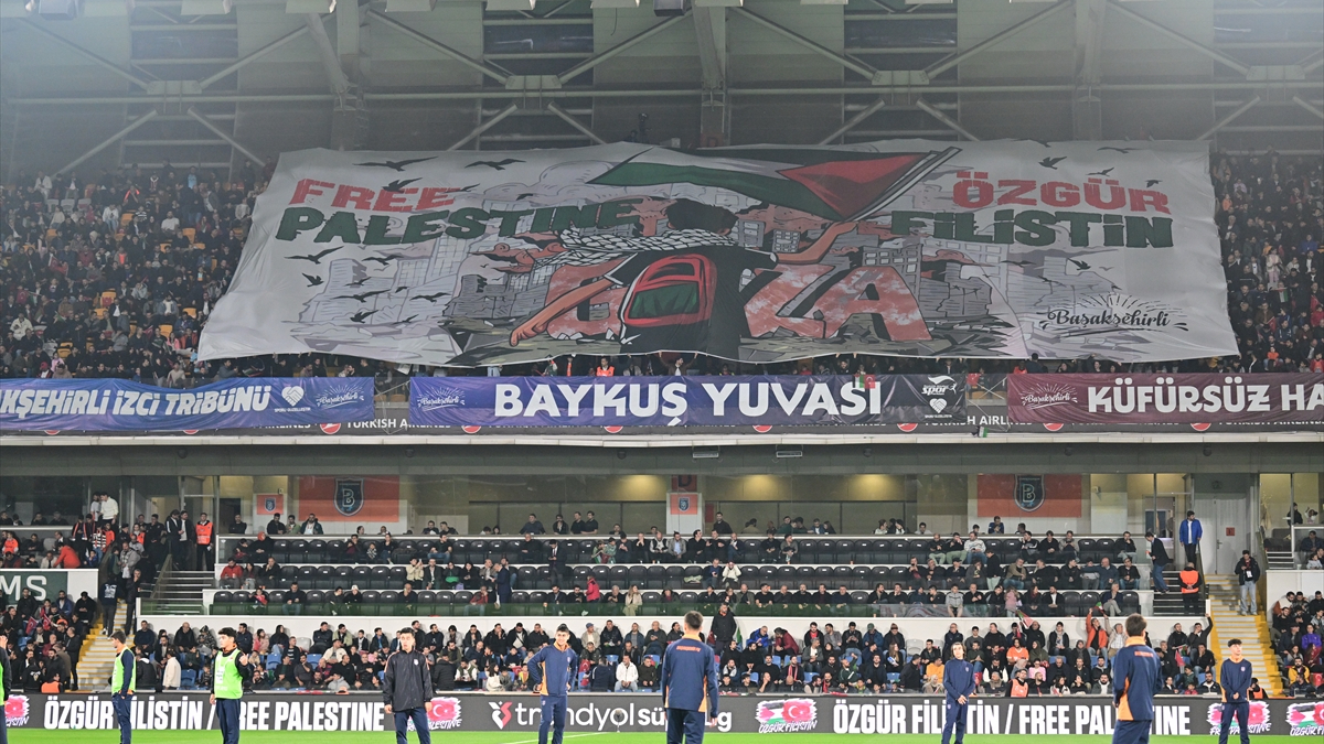 Başakşehir taraftarı Filistin’e destek oldu