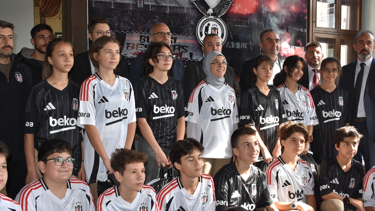Beşiktaş Kulübü üyeleri, öğrencilere forma hediye etti