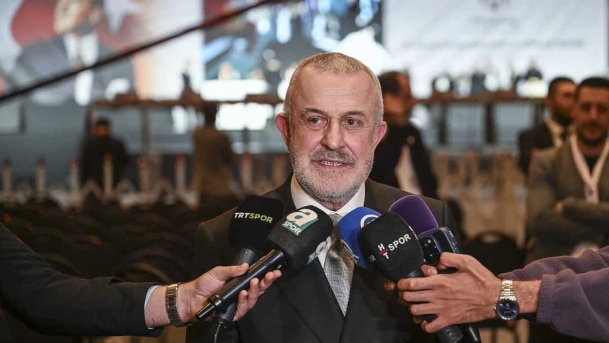 Beşiktaş’ın yeni divan kurulu başkanı Ahmet Ürkmezgil mazbatasını aldı