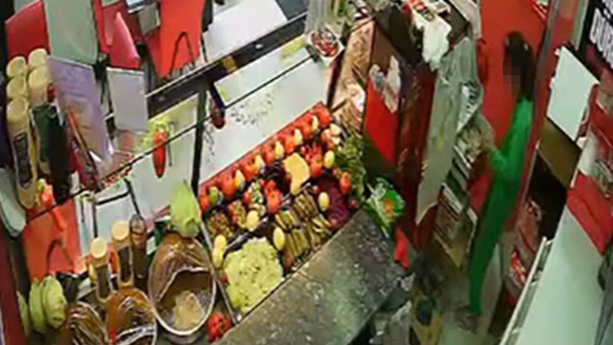 Bursa’da kadınlar çocuğa dükkandaki kasayı soydurdu