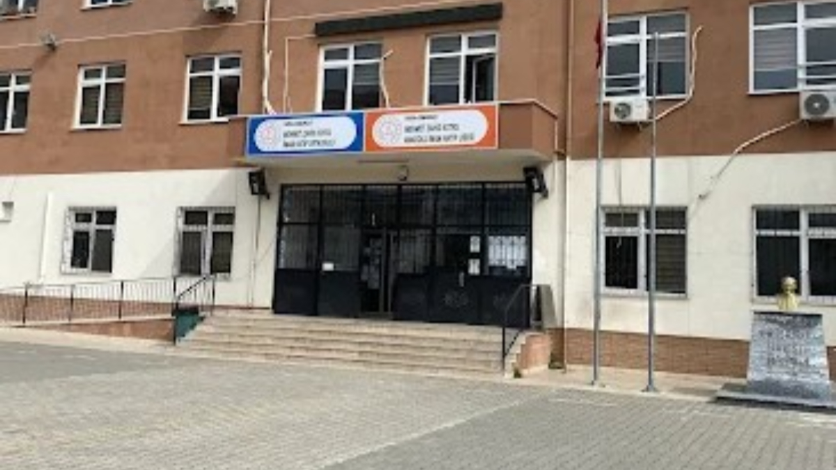 Bursa’da lisede gasp dehşeti: Öğrenciyi dövüp müdür yardımcısının burnunu kırdılar