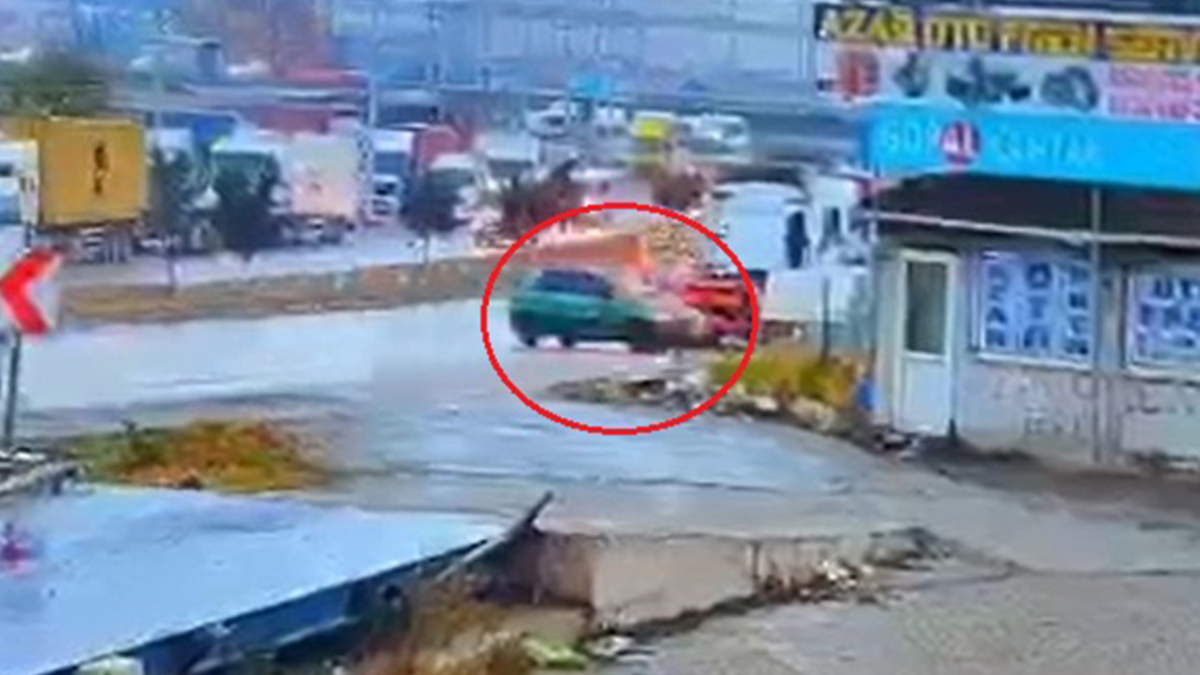 Bursa’da park halindeki tıra çarpan otomobilin sürücüsü ağır yaralandı