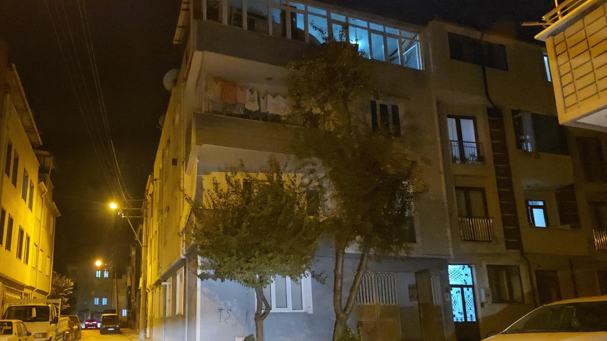 Bursa’da terastan düşen genç kız yaşam savaşı veriyor