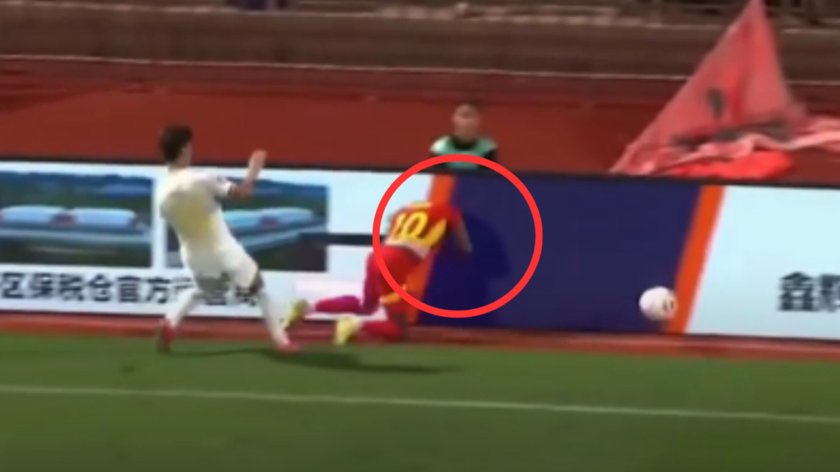 Çin Ligi’nde korkutucu anlar: Futbolcu kafasını reklam panosuna çarptı