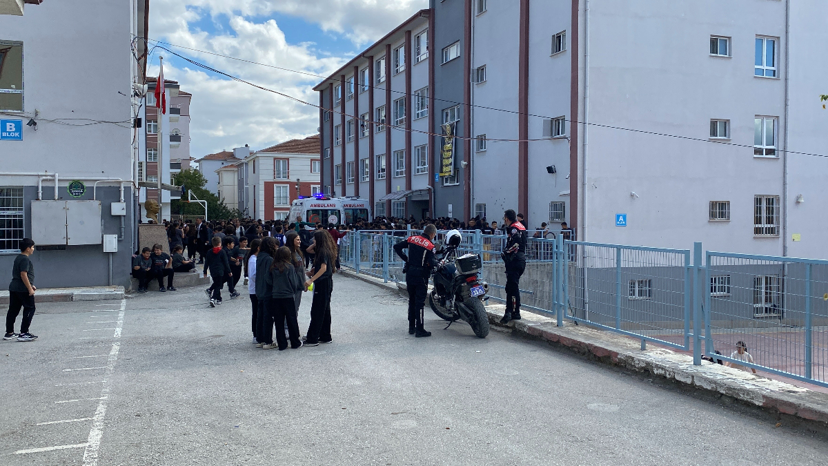 Çorum’da tavuk döner yiyen 30 öğrenci hastanelik oldu