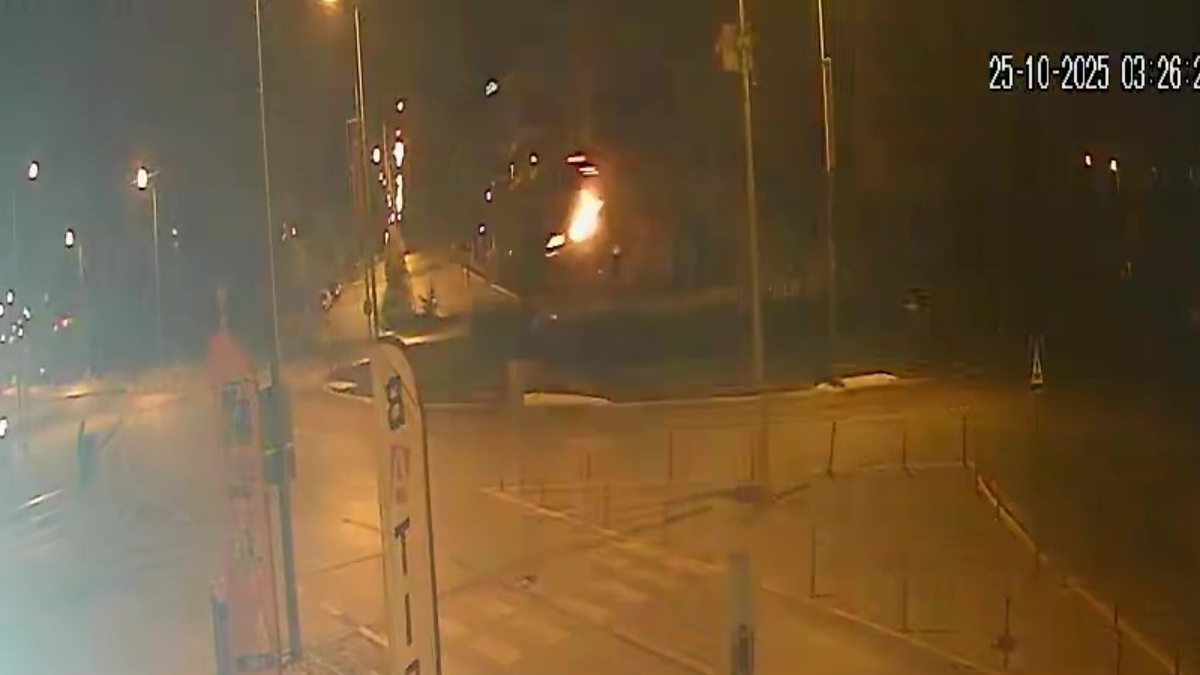 Denizli’de aşırı hızlı otomobil kavşağa uçarak girdi: Kaza anı kamerada