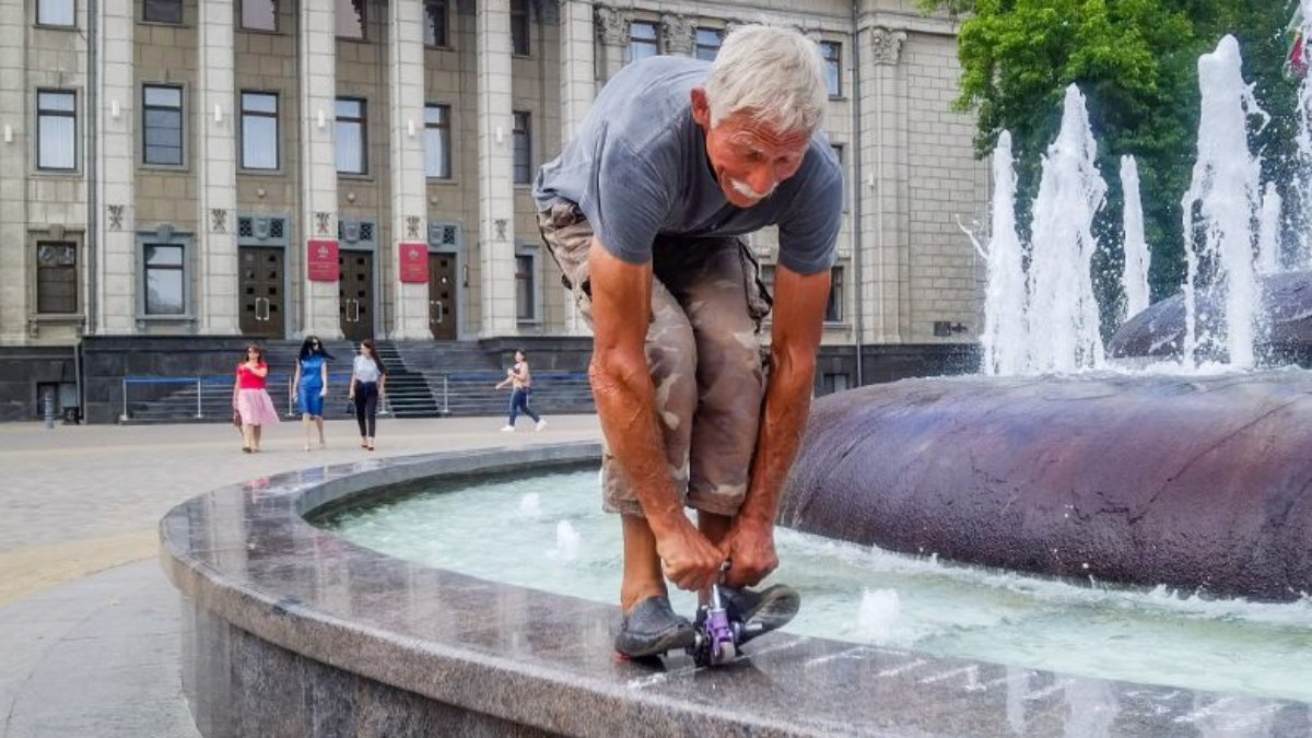 Dünyanın en küçük bisikletine biniyor: Tam tamına 8.4 santim…