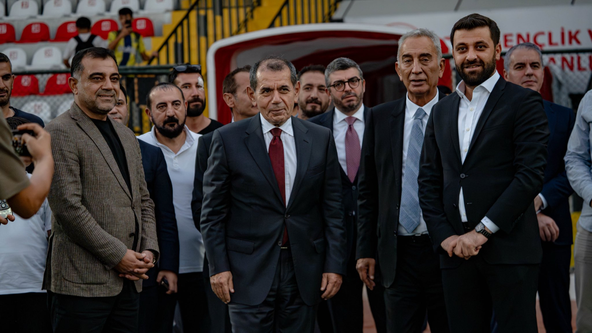 Dursun Özbek, antrenman yapan Mardin 1969 Spor’u ziyaret etti