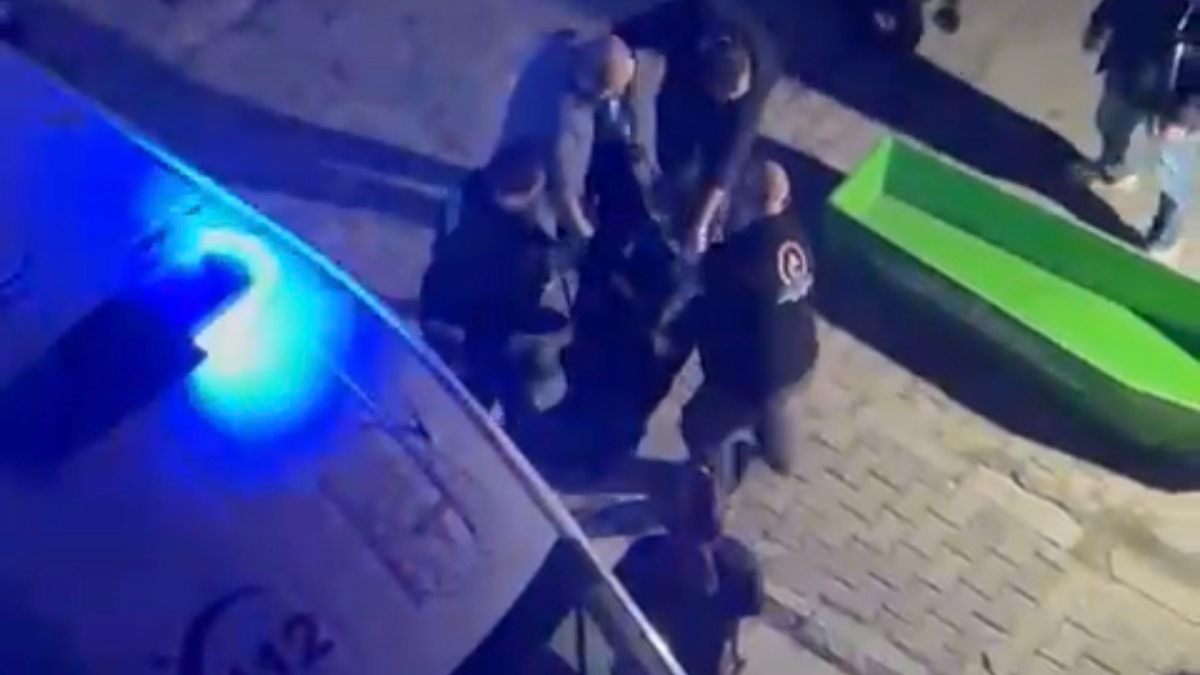 Düzce’de evde başından silahla vurulmuş halde bulundu