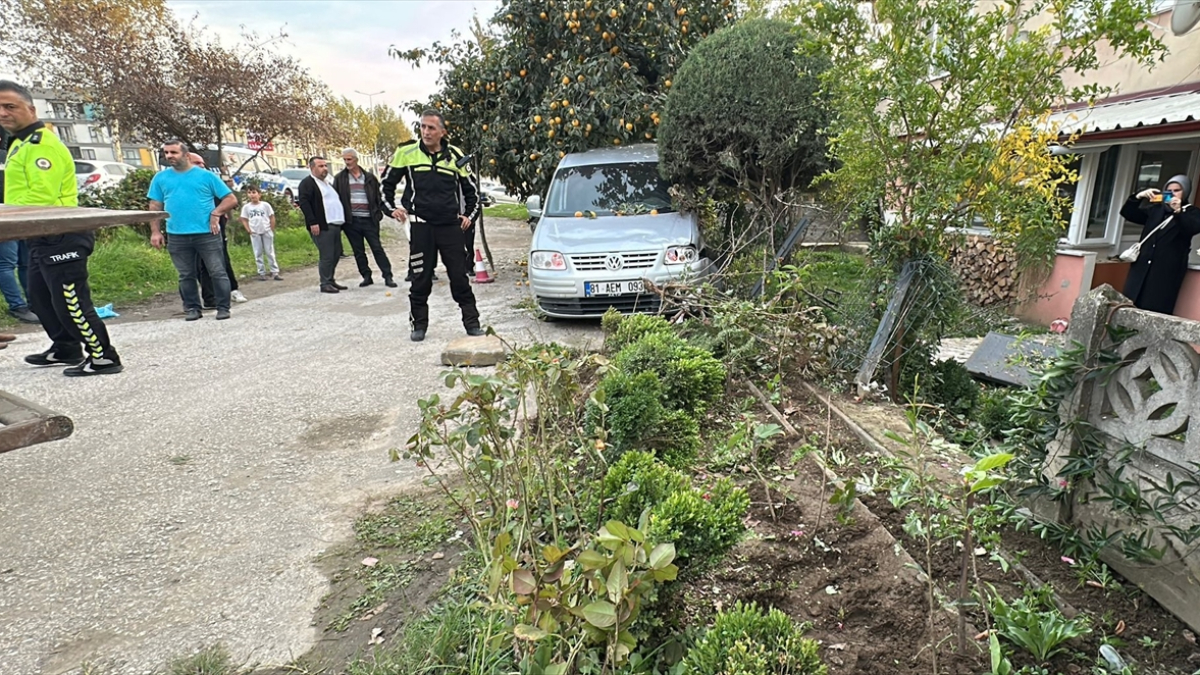 Düzce’de hafif ticari araç durakta bekleyenlere çarptı: 1 ölü