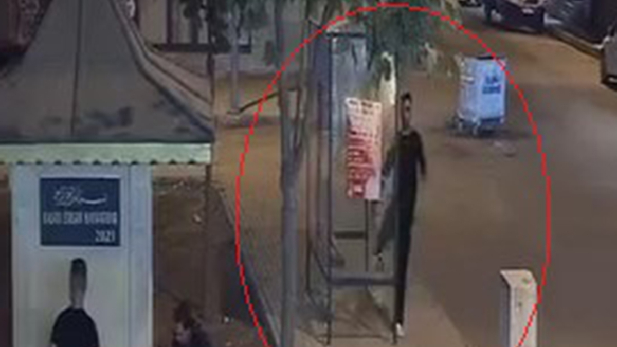 Elazığ’da magandanın otobüs durağının camını tekmeyle kırması kamerada