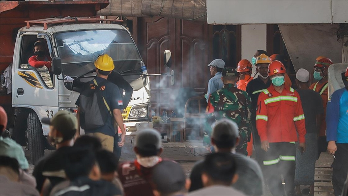 Endonezya’da çöken okul binasında ölü sayısı artıyor