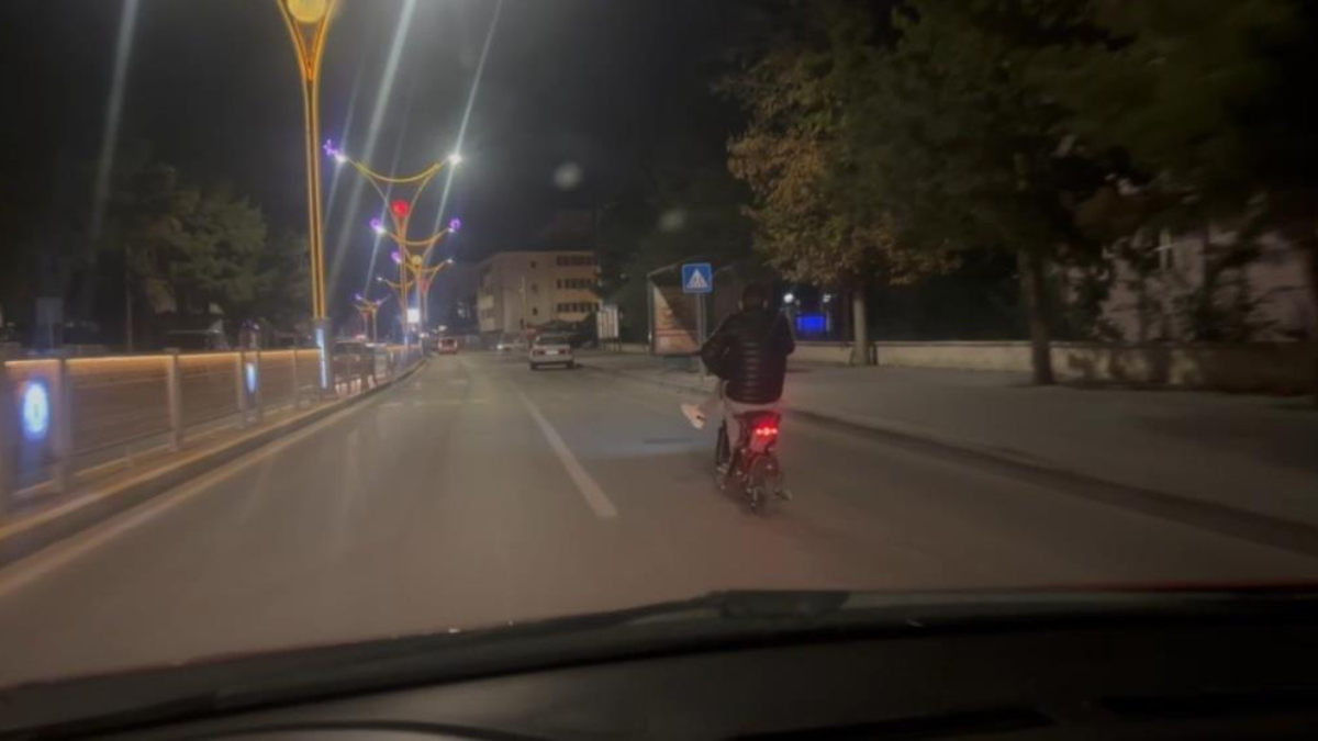 Erzincan’da elektrikli bisiklet sürücüsünden tehlikeli hareket