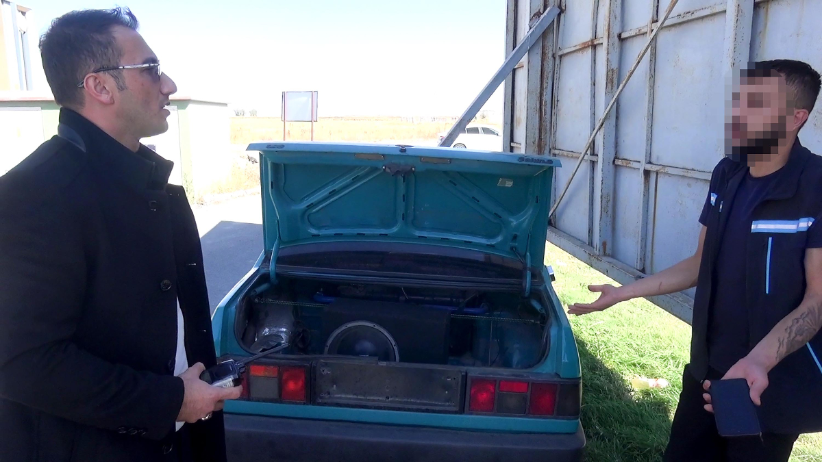 Erzurum’da polisten kaçıp otomobilini reklam tabelasının arkasına gizledi: Cezadan kurtulamadı