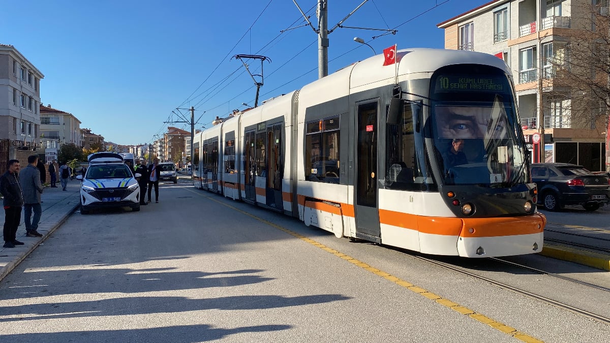 Eskişehir’de açık bırakılan servis kapısına tramvay çarptı: 3 yaralı