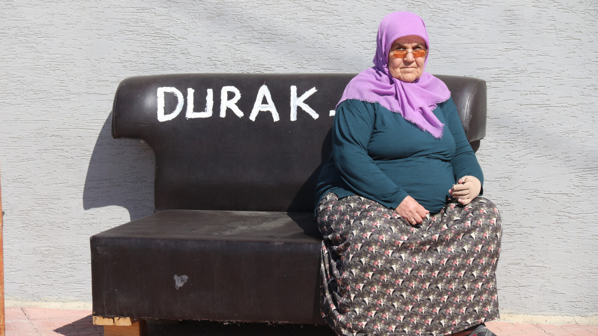 Eskişehir’de belediyenin oturacak yer yapmadığı duraklara vatandaş koltuk getirdi