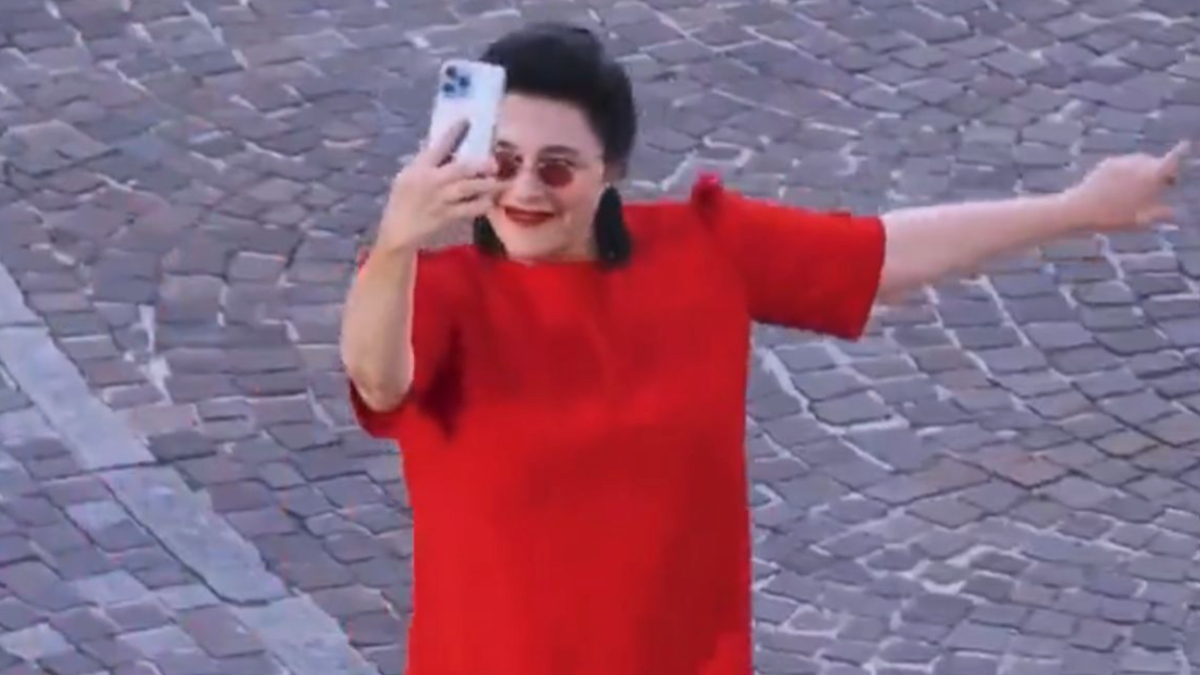 Esra Dermancıoğlu, Türkiye’den ayrılarak Fransa’ya yerleştiğini duyurdu