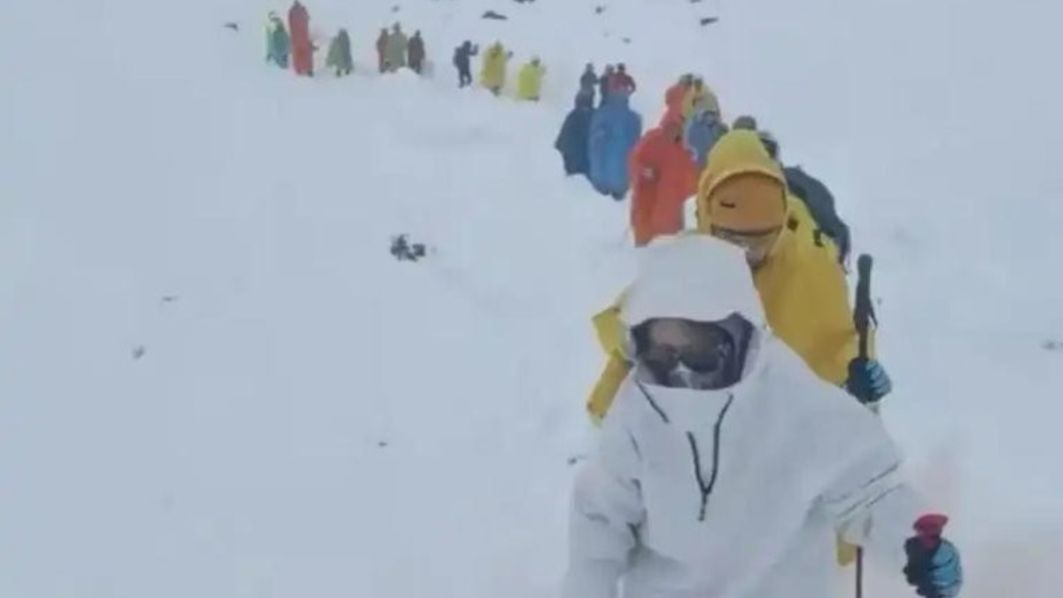 Everest’te kar fırtınası: Bin kişi dağda mahsur kaldı