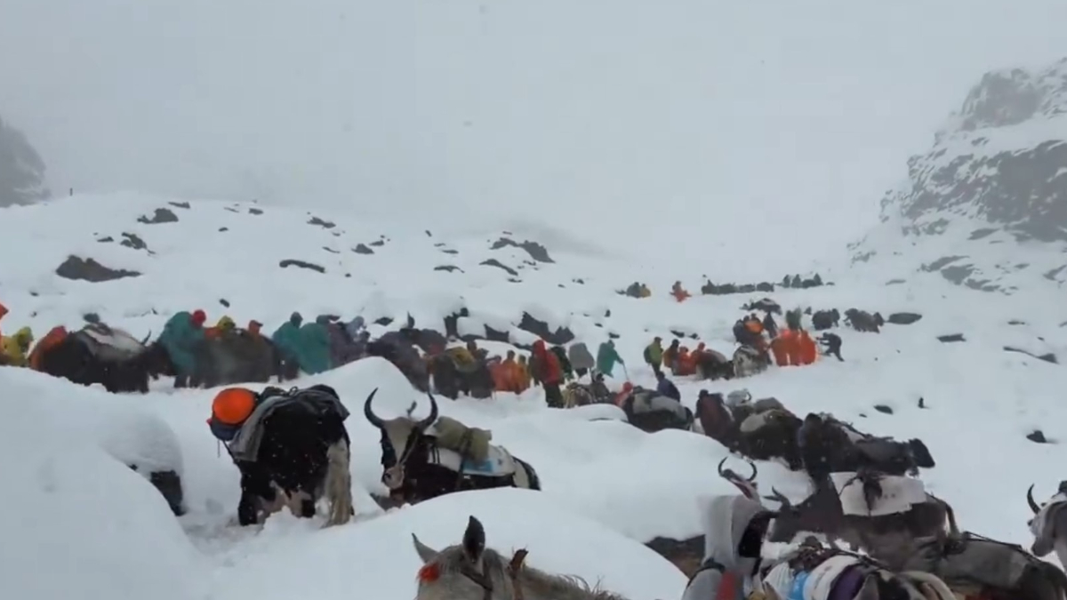 Everest’te mahsur kalan bin dağcı, gruplar halinde kurtarılıyor