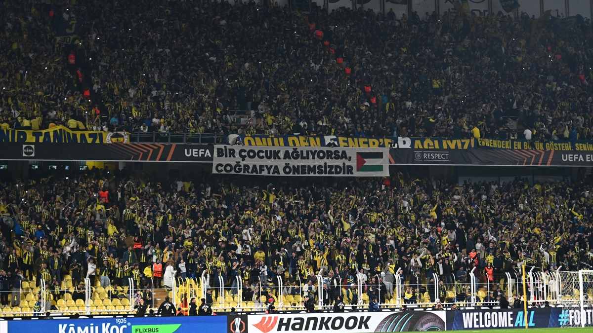 Fenerbahçe taraftarından Filistin’e destek pankartları