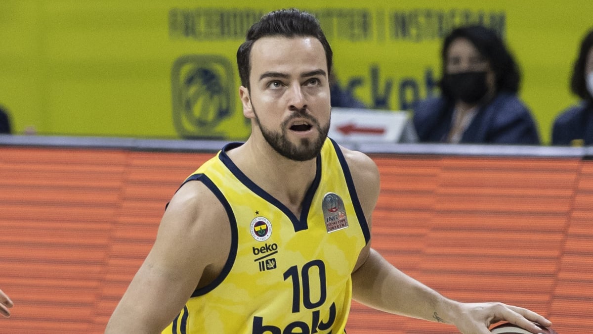 Fenerbahçe’nin kaptanı Melih Mahmutoğlu, alkollü araç sürerken yakalandı