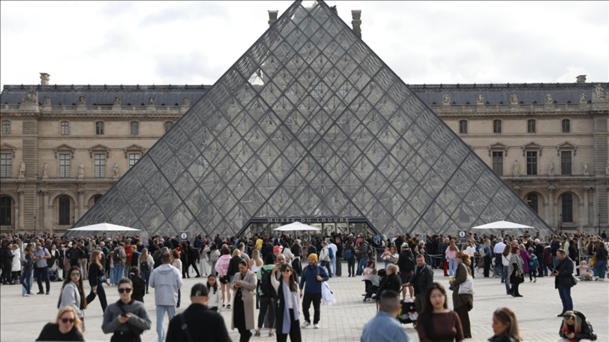 Fransa’da Louvre Müzesi’ndeki bazı mücevherler merkez bankasına taşındı