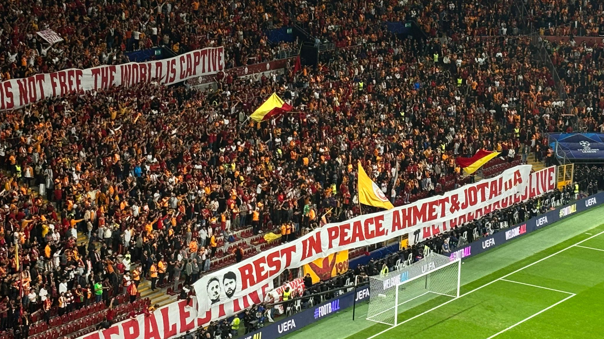 Galatasaray taraftarı, Diogo Jota ve Ahmet Çalık’ı andı