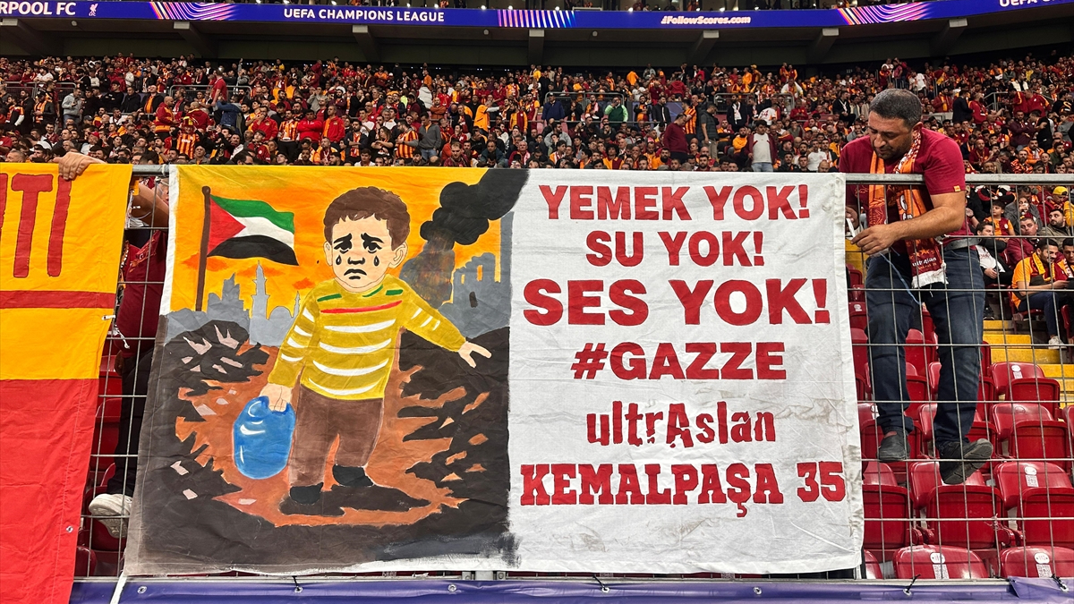 Galatasaray taraftarı, Filistin’e desteğini sürdürdü