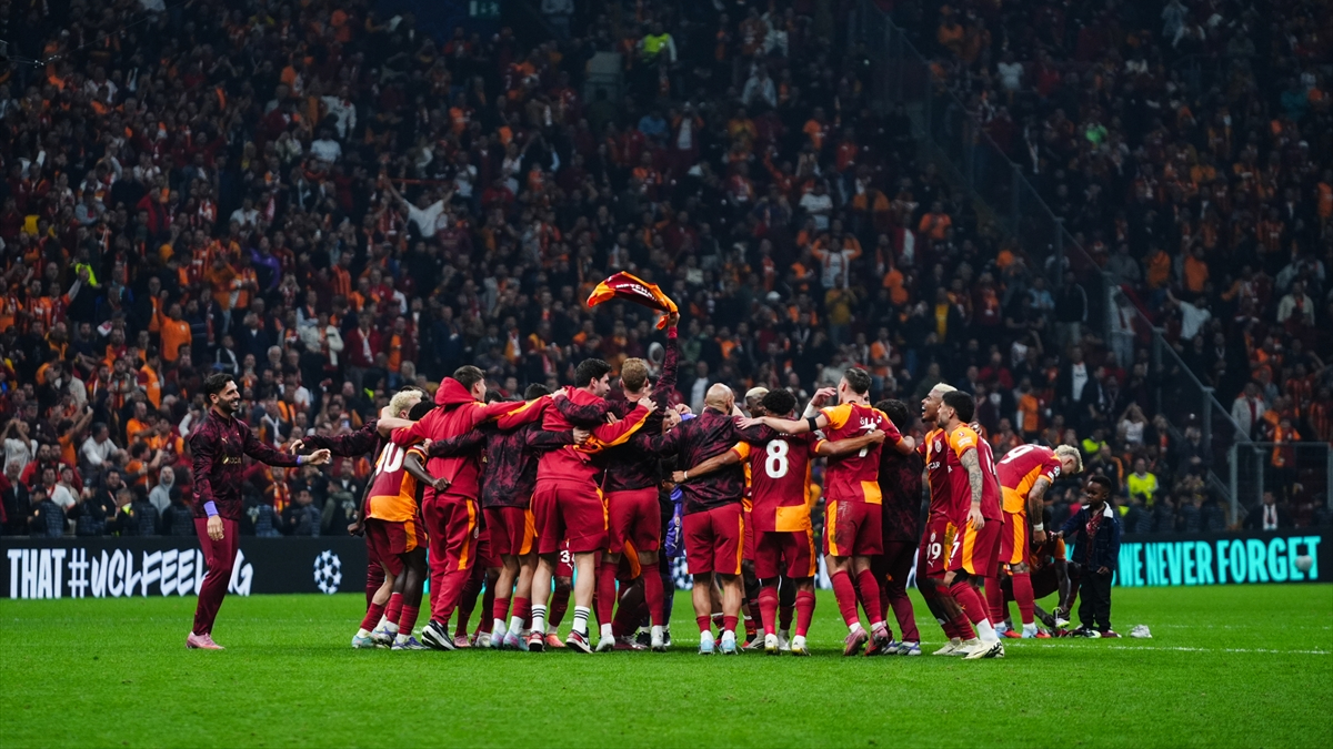 Galatasaray’da Liverpool galibiyeti sevinci