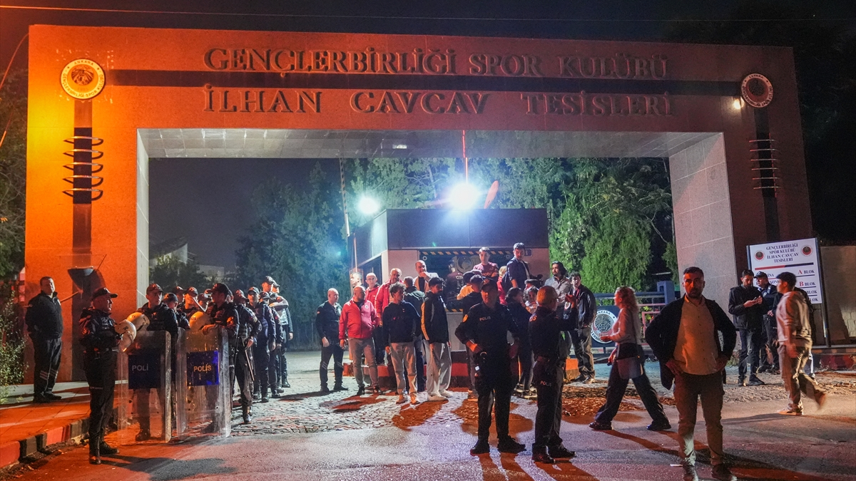 Gençlerbirliği taraftarı, genel kurul talebiyle toplandı