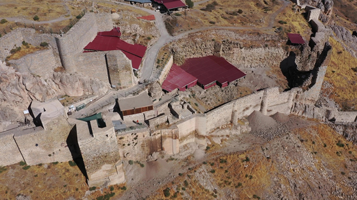 Harput Kalesi’nde 4 bin 500 yıllık tarih, gün yüzüne çıkarıldı