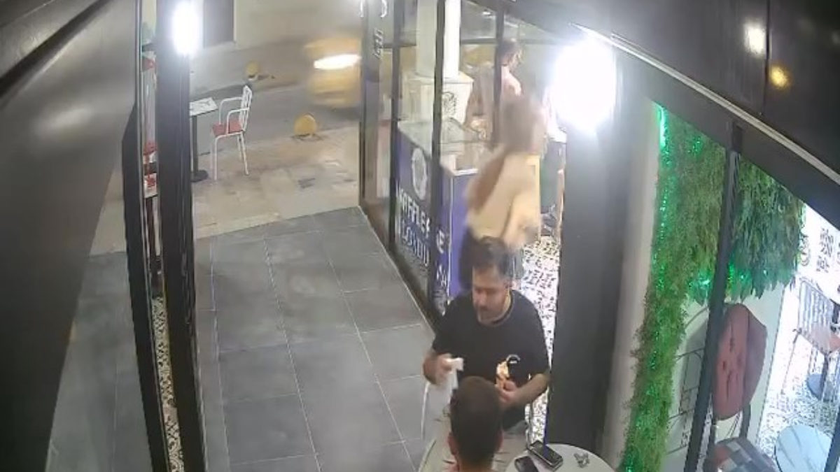 Hatay’da cam kapıya çarpan kadın personel yere savruldu: O anlar kamerada
