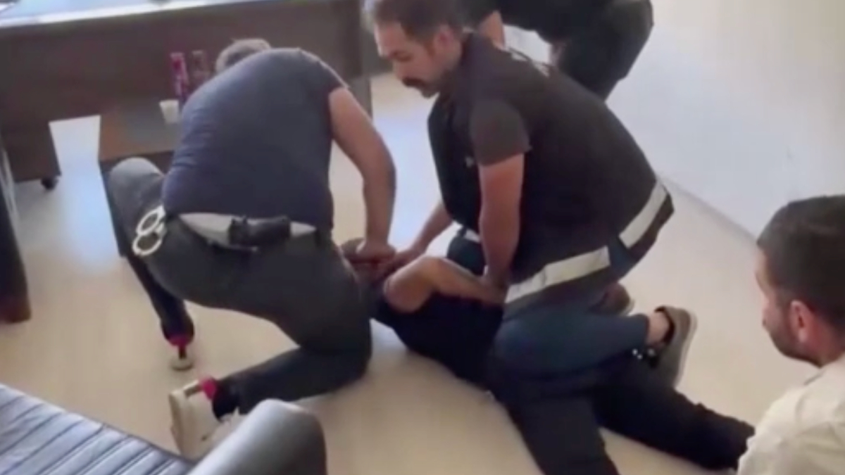 Hatay’da firari hükümlü saklandığı iş hanına vinç yardımıyla giren polislerce yakalandı