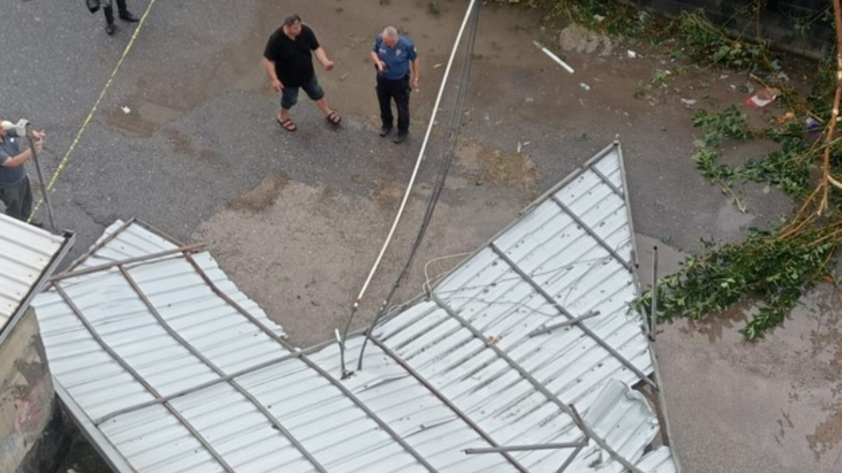 Hatay’da fırtına: Uçan çatılar, araçlara zarar verdi