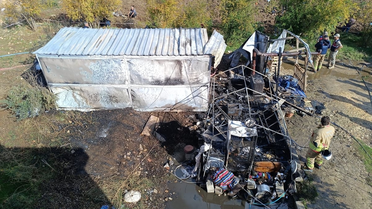 Hatay’da konteyner yangını: Dumandan etkilenen bebek öldü, annesi yaralandı