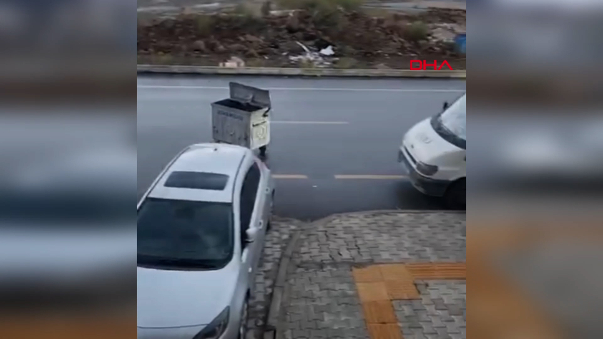 Hatay’da şiddetli rüzgarın sürüklediği konteyner park halindeki araçlara çarptı